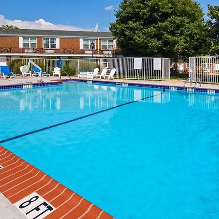 Clarion Inn Falls Church-Arlington Exterior photo
