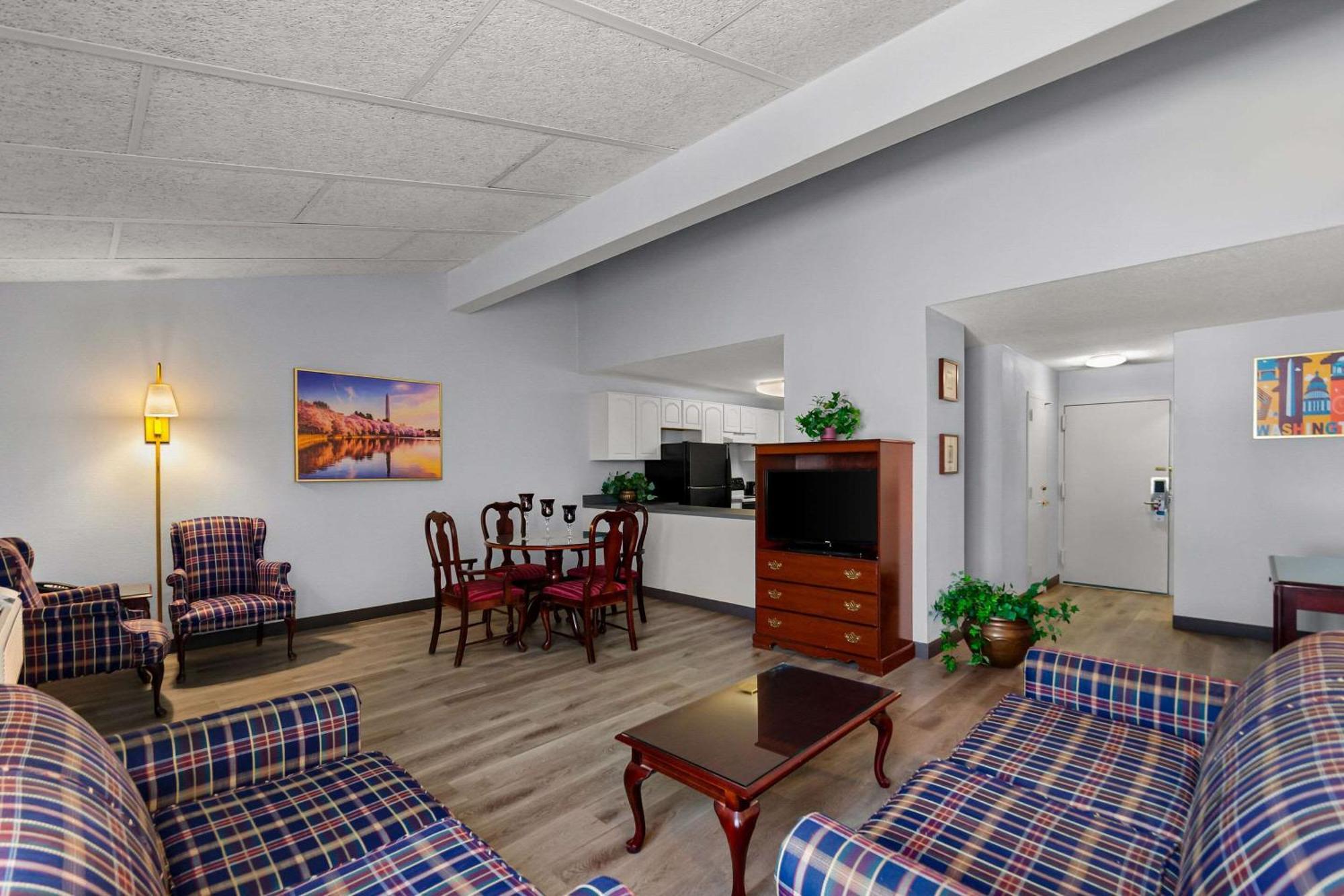 Clarion Inn Falls Church-Arlington Exterior photo