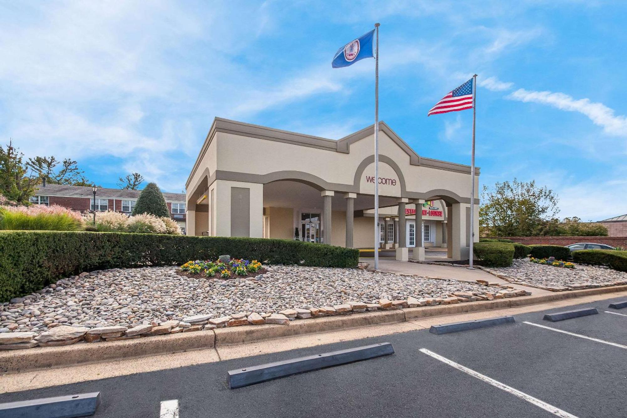 Clarion Inn Falls Church-Arlington Exterior photo