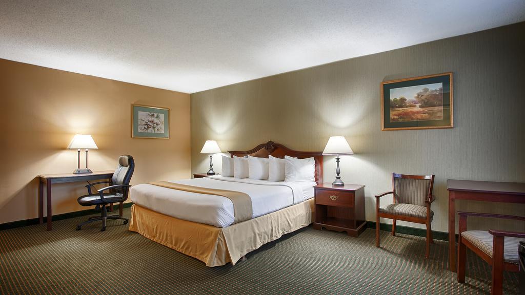 Clarion Inn Falls Church-Arlington Exterior photo