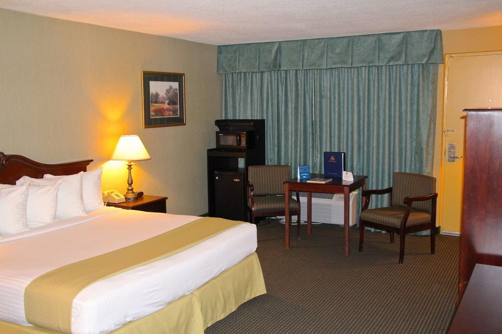 Clarion Inn Falls Church-Arlington Exterior photo