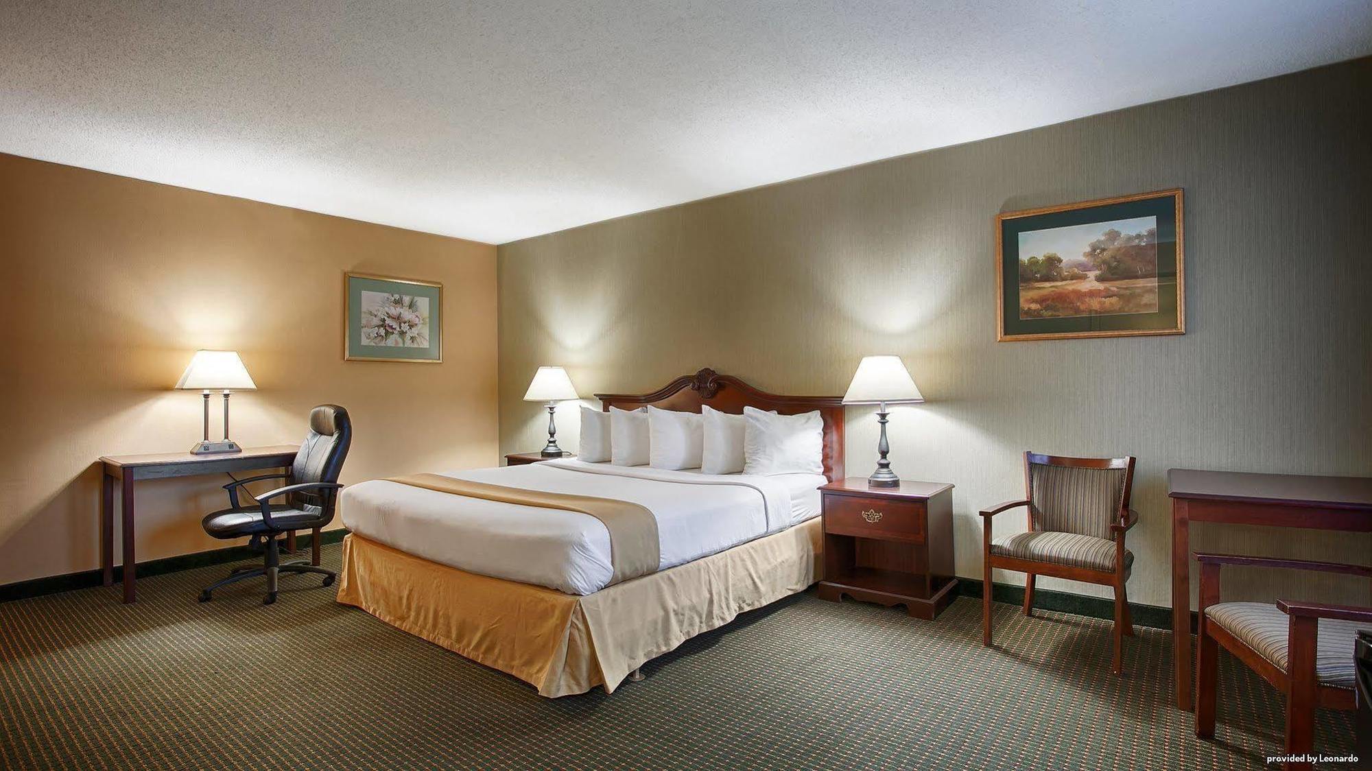 Clarion Inn Falls Church-Arlington Exterior photo